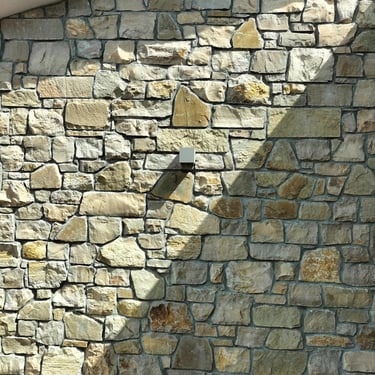 villa di lusso con rivestimenti in pietra incollata