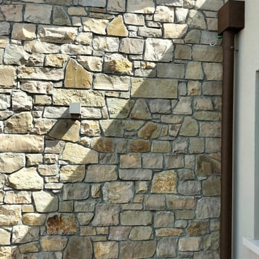 villa di lusso con rivestimenti in pietra incollata