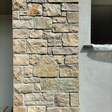 villa di lusso con rivestimenti in pietra incollata