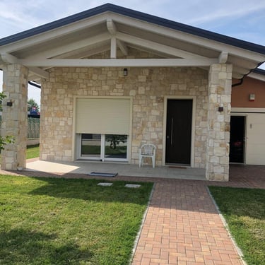 villa di lusso con rivestimenti in pietra incollata