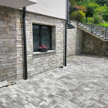 villa di lusso con rivestimenti in pietra incollata