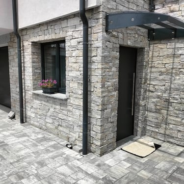 villa di lusso con rivestimenti in pietra incollata