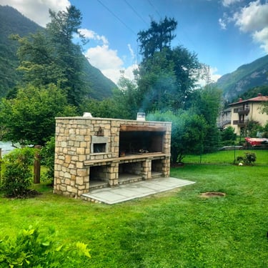 villa di lusso con rivestimenti in pietra incollata