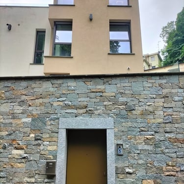 villa di lusso con rivestimenti in pietra incollata