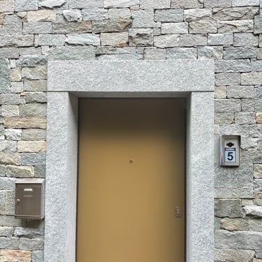villa di lusso con rivestimenti in pietra incollata