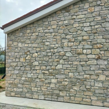 villa di lusso con pavimenti e rivestimenti in pietra incollata