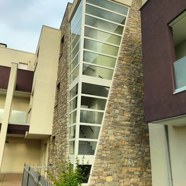 villa di lusso con rivestimenti in pietra incollata