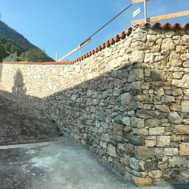 villa di lusso con rivestimenti in pietra incollata