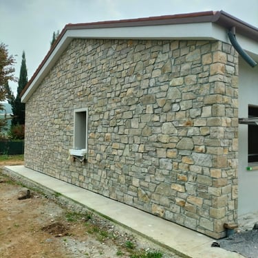 villa di lusso con pavimenti e rivestimenti in pietra incollata