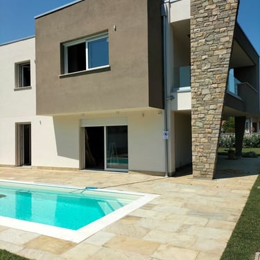 villa di lusso con pavimenti e rivestimenti in pietra incollata