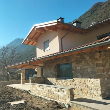 villa di lusso con rivestimenti in pietra incollata
