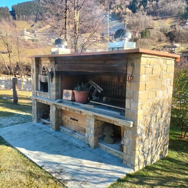 villa di lusso con rivestimenti in pietra incollata