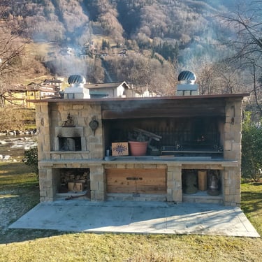villa di lusso con rivestimenti in pietra incollata
