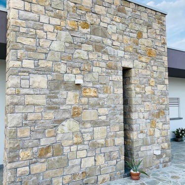 villa di lusso con rivestimenti in pietra incollata