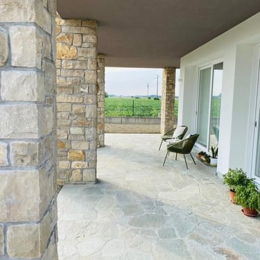 villa di lusso con rivestimenti in pietra incollata