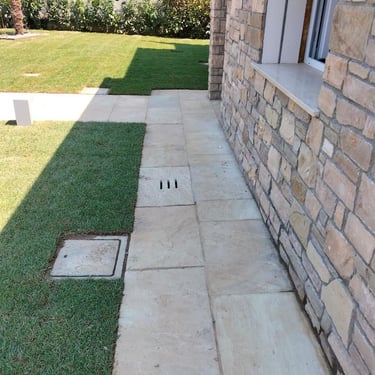 villa di lusso con pavimenti e rivestimenti in pietra incollata