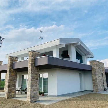 villa di lusso con rivestimenti in pietra incollata