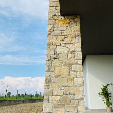 villa di lusso con rivestimenti in pietra incollata