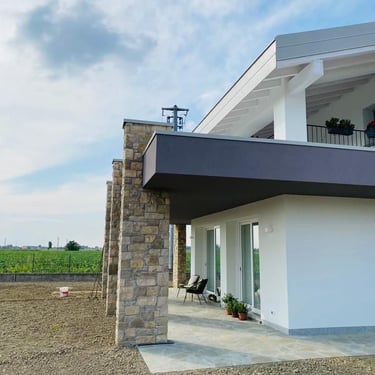 villa di lusso con rivestimenti in pietra incollata