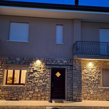 villa di lusso con rivestimenti in pietra incollata