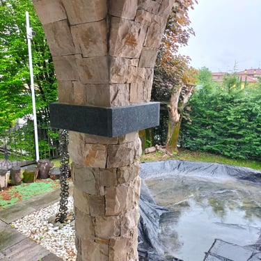 villa di lusso con rivestimenti in pietra incollata