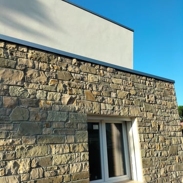 villa di lusso con rivestimenti in pietra incollata