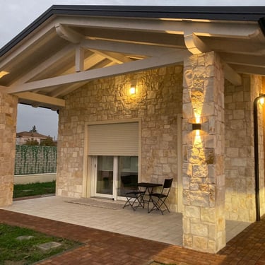 villa di lusso con rivestimenti in pietra incollata 