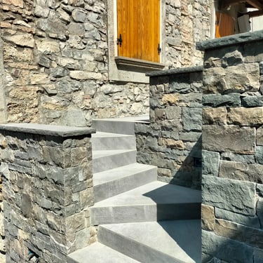 villa di lusso con rivestimenti in pietra incollata