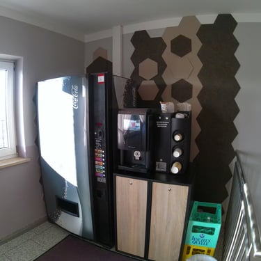 Drinks machine and a freshly brewed coffee-to-go machine for guests