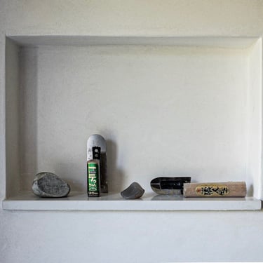 Tadelakt shower niche with Japanese trowels and polishing stones