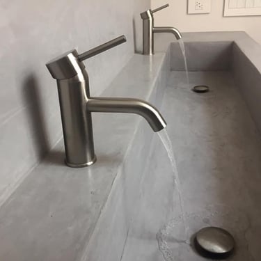 Tadelakt sink with running water - Brooklyn New York