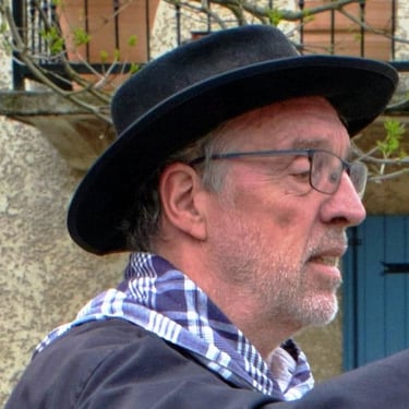Le chapeau et le foulard