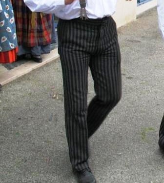Le pantalon à rayures