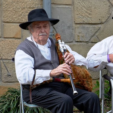 Un musicien jouant de la cabrette