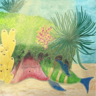 Cena de ilustração infantil com peixe descansando sob coral em um cenário marinho pintado a guache.