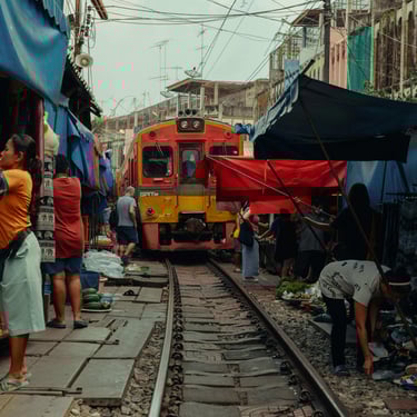 Le train passe à travers le Maeklong Market