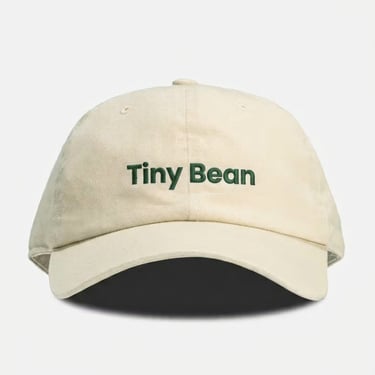 Gorra de beisbol beige con texto bordado color verde