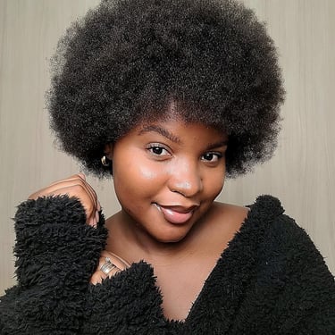 mulher com cabelo afro