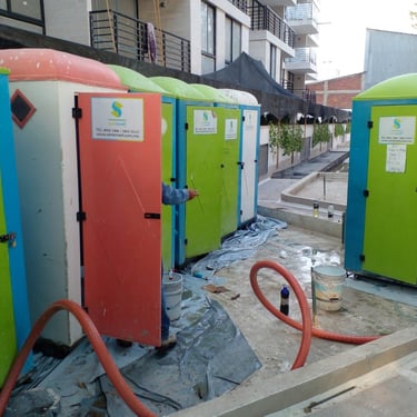 Imagen de sanitarios portátiles en obra con adaptabilidad a cualquier espacio