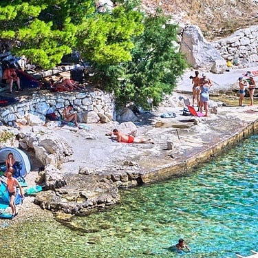 The photo shows Vojskovo beach in Lokva Rogoznica.