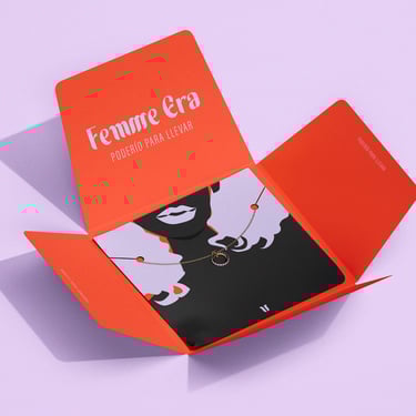 Diseño del empaque para collares de Femme Era, enfatizando la presentación cuidada y alineada con la identidad de la marca.