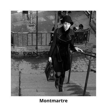 Femme montant un escalier
