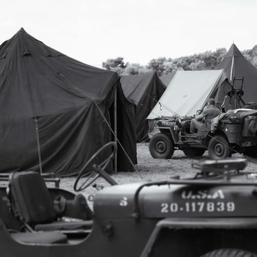 Jeep américaine et tentes militaires