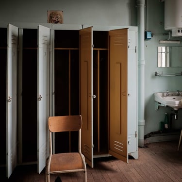 Vestiaires en fer et coin lavabo