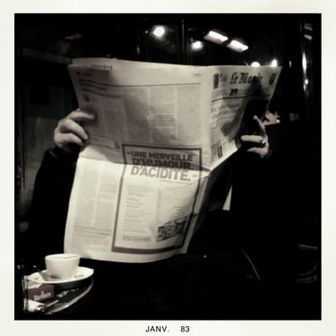Homme assis qui lit un journal