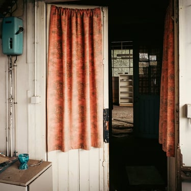 Porte double battants ouverte sue une pièce avec étagères