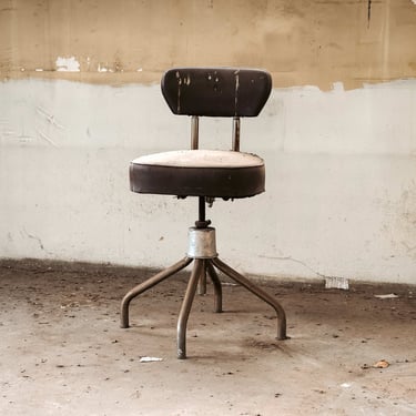 Fauteuil dans une pièce vide