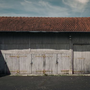 Vieux garages avec portes en bois