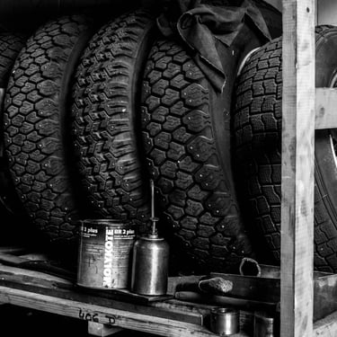 4 pneus usagés sur une étagère