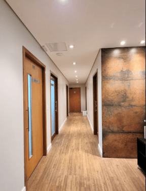 imagem do corredor aonde fica localizado o escritório da bianca santos advocacia que presta serviços jurídicos com excelência